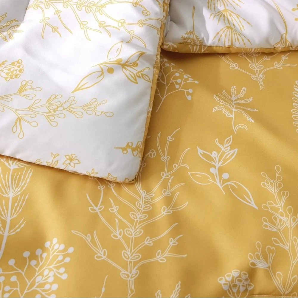 NWOT Twin XL Comforter & Pillow Sham (1) Yellow-Gold Print